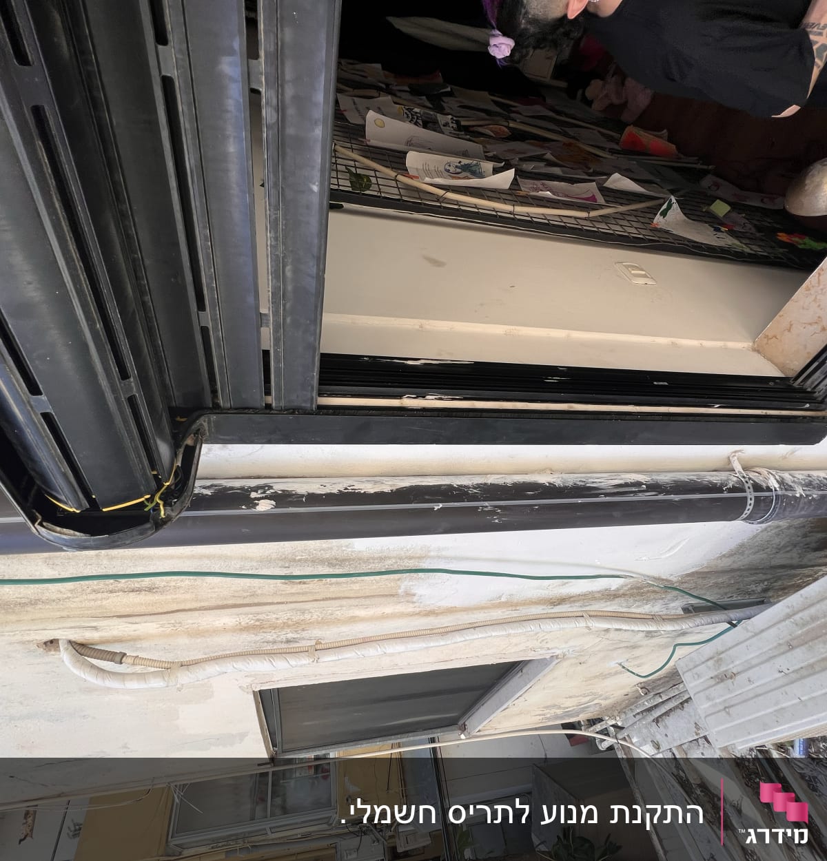 תריסים שחורים מותקנים על קיר חיצוני